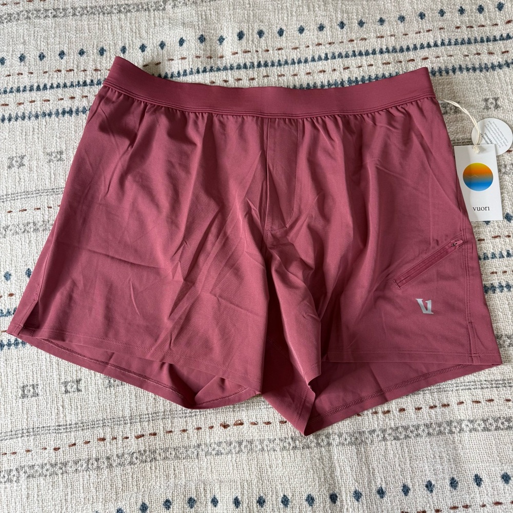 New Vuori Men’s Qualify Short Lined 5” Berry V3092 Size Large